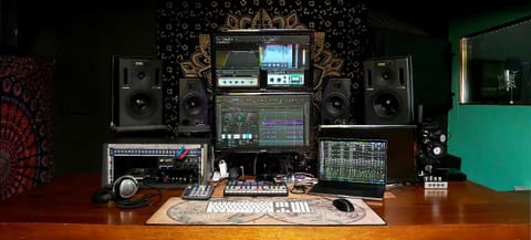 La regia di OFFLMTS Recording Studio: monitor, schermi e la cabina di registrazione
